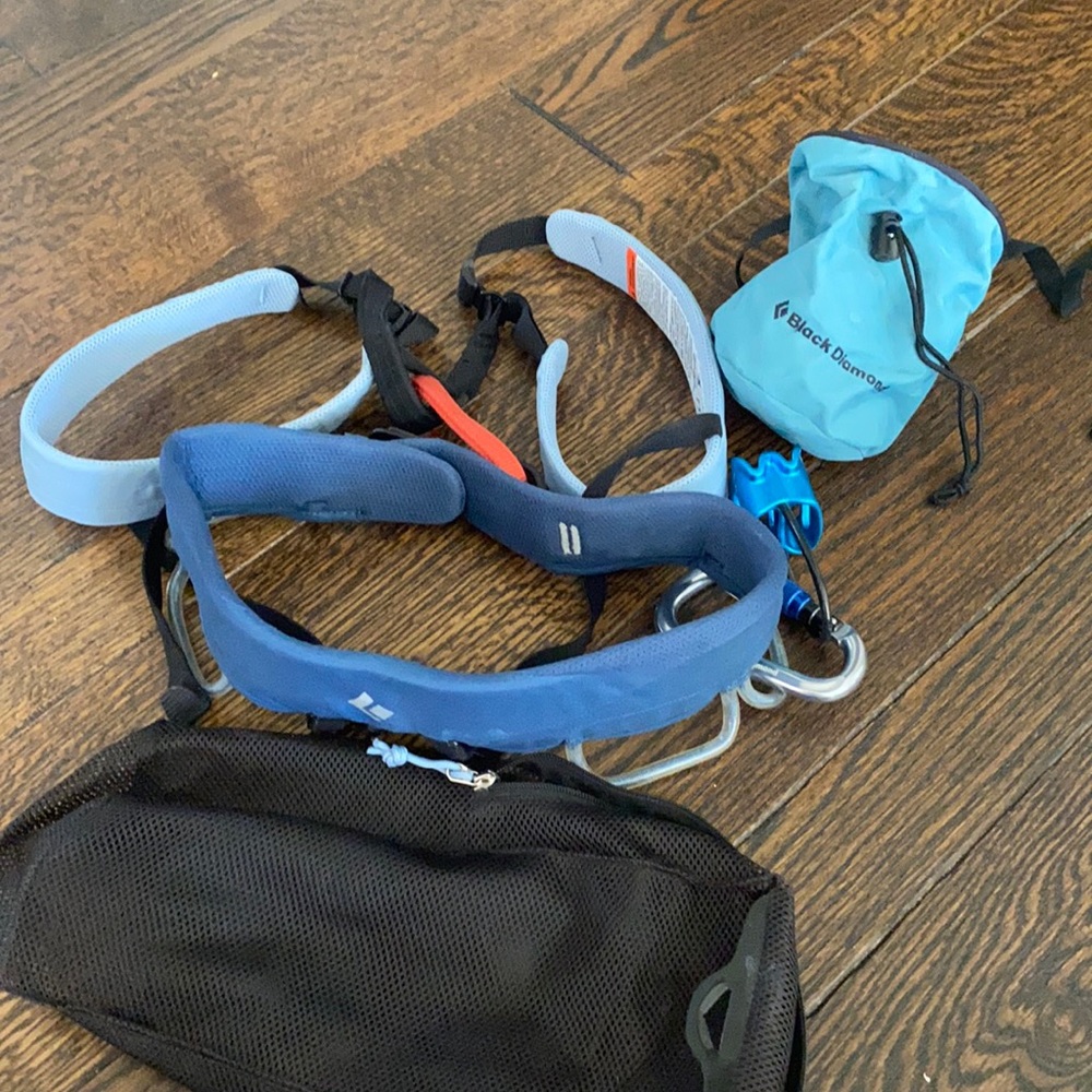 Rock climbing set, (harness, chalk bag, carabiner and mesh bag. black diamond.